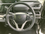 握りやすいステアリングホイールで、快適な運転操作をサポートします。細部にまでこだわったデザインも魅力です。
