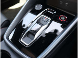 Audi正規ディーラーが高品質をお約束。高度な訓練・教育を受けたAudi専任メカニックが、100項目にもおよぶ精密な点検を実施いたします。すべてをクリアしたAudi車だけが、あなたのお手元に届けられるのです。