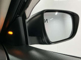 【後側方車両検知警報】後側方を走行する車両を検知すると、サイドミラー周辺のランプが点灯します。ウィンカーを操作すると、音とともにサイドミラー周辺のインジケーターが点滅し警告します。