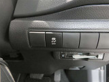 トラクションコントロール装備です。すべりやすい路面での発進時や加速時にタイヤの空転を抑え、駆動力確保に貢献する機能です。詳細は販売店スタッフまでおたずねください。