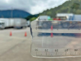 フロントガラス中央に飛び石跡があります。