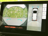 後退時には周囲の状況をしっかり確認できる、アラウンドビューモニターを装備。駐車や狭い場所での運転をサポートし、安心感を高めます。