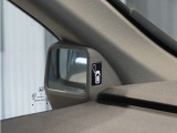 【サイドビューサポートミラー】通常は運転席から見えない左フロントタイヤの前方を映し出すミラー。さまざまなシーンで安心感のある運転をサポートします。