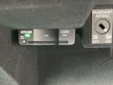 グローボックス内にETCが装備されています。外からは見えませんでのカードを入れたままでも安心です。