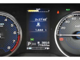 メーター中央にはカラー液晶画面が備えられ、車のインフォメーションを簡単に把握できます。