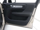 運転席ドアの全景です。キャビンを彩るすべてのものに、機能を形にした美しさが備わっています。