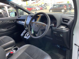 【運転席】座り心地が良いシートなので長時間の運転でも快適にお過ごしいただけます。新品のフロアマットのご注文も可能です。掲載箇所以外にご希望の写真がございましたらお気軽にお問い合わせ下さい。