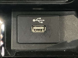 USB電源ソケットが前席中央にあり、便利に使えます☆