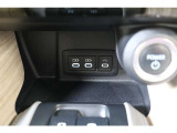 Type-Cのデータ通信/給電用と、給電用のUSBポートが装備されています。車内にあると便利なアイテムですね! 充電中のスマホなどの置き場にちょうど便利なトレイも備えています。