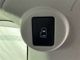 片側電動スライドドアのスイッチ付です。車内からもスイッチひとつで楽にドアの開閉が可能です。