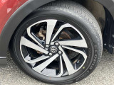 純正アルミホイールです。車種ごとに専用設計されいるのでデザインも外観にマッチしてますね!