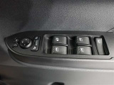運転席のパワーウインドスイッチで全席窓の開閉・ロック操作ができます。