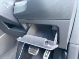 何かと便利な運転席手元のグローブボックスです。中は、フェルト処理されており細部までこだわったモノ造りが伝わるところです。