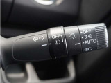 【オートライト】車外の明るさに応じて自動で点灯します。手動で点灯/消灯させることもできます。