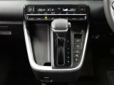 左右独立温度コントロールフルオートエアコンです。運転席、助手席それぞれで独立して温度設定ができます。冷え性の方が乗っても安心ですね♪