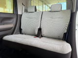 2列目にご乗車の方もゆったり足が組める驚きの広さです。