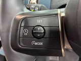 MINIの運転席操作部は、中央に構えるディスプレイが最大の特徴です。航空機を思わせるトグルスイッチなど、直感的で遊び心のあるメカニカルな操作感が、ゴーカートのような走りの高揚感を高めます。