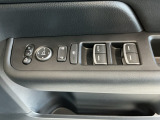 運転席のスイッチで全てのウィンドウの開閉操作を行うことができます。ロックボタンをONにしておくと、運転席以外のウィンドウは作動しないのでお子様を乗せているときなども安心ですね♪