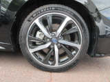 右前 18インチアルミホイール タイヤサイズは、225/45R18です。「*ホイールロックナットは展示用です」
