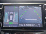 【インテリジェントアラウンドビュ-モニタ-】駐車中のクルマを、上空から見下ろしているかのような映像にして表示します。ひと目で周囲の状況がわかるため、スムースに駐車できます。