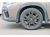 純正18インチアルミホイール、タイヤサイズ 225/55R18