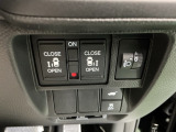 パワースライドドアの開閉はスマートキーのリモコンやドアノブは勿論、運転席側のスイッチ操作でも開閉ができ、安全・簡単です