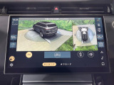 車を真上から見下ろしているような映像を画面に映します。周囲360度の死角をすべて確認できるため、狭い道でのすれ違いやバック駐車も怖くありません。障害物がひと目でわかり、大きな車体でも安全に運転できます