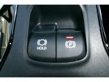「P」ポジションに入れると自動で作動。「HOLD」スイッチを押し、システムONの状態にしておくことで、渋滞や信号待ちなどでブレーキを踏んで停車したときにブレーキを保持。アクセルを踏むと解除。