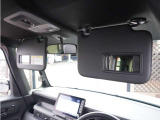 【バニティミラー付きサンバイザー】サンバイザーには小型のミラーが付いており、車内で身だしなみを整える際に役立ちます。