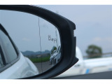 隣車線を走る車両をレーダーで検知し、ドアミラーでは確認しにくい後側方エリアに存在する車両に加え、急接近してくる車両も検知します。車両を検知するとドアミラーに搭載されたLEDインジケーターが点灯します。