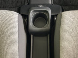 運転席/助手席どちらでも使えるカップホルダーです。
