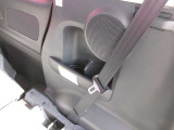 後席右側飲み物手元に置けます。