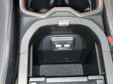 USBポートにケーブルをつなげばスマホの充電が可能です。