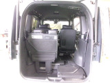 荷物によって片側のみシートを倒して使うことも出来ます。