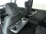 ◆シートバックテーブル◆フロントシートの背面に後席用のテーブルがついています。小物が置けて!カップホルダーもあります、ドライブ中や休憩時にも便利なテーブルです。