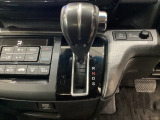 CVT車のセレクトレバーです。低速から高速まで、変速ショックのないスムーズな走りを実現するとともに、エンジン効率のよい領域を維持することで燃費にも貢献します。