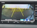 カラービジョンとガイド線で見やすい視点切替式のバックモニター。