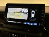 リバースギアに入れるだけで後方の表示へ切り替わります。夜間や雨の日の駐車も楽になりますよ。