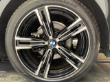 BMWならではの卓越した走りを支えるホイールと足回りです!日本車の走りに慣れている方にもぜひ体感して頂きたいほど、高いレベルでまとまっています!