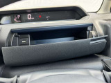 運転席前の小物入れです!手を伸ばすとすぐに取り出せるので使い勝手の良い収納です!