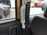 後席には乗り降りしやすいアシストグリップ