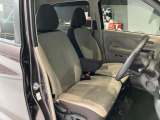 運転席、助手席です。座面も広くゆったりと座れてアームレストも付いているので重宝します。