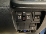 【両側パワースライドドア】です。リモコンや運転席のスイッチ操作で楽々自動開閉。