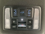 両側パワースライドドアです。両手が荷物でいっぱいの時、どちらからでもドアの開閉がラクラクです♪安全装置も付いているので、お子様の乗り降りも安心の便利機能です。