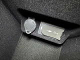 充電用USB端子付き。スマートフォンなどの充電に便利です。