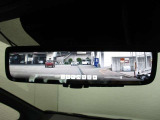 デジタルインナーミラー付き。後方視野角が広く、後席に同乗者、たくさんの荷物、天井からの後席モニターがあっても後方を確認しやすく安心です。