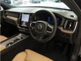 インストルメントパネルは僅かに運転席側へと傾けられているほか、余計なスイッチ類を可能な限り排し、運転に集中しやすい環境を造り出しています。
