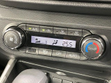 【オートエアコン】一度お好みの温度に設定すれば、車内の温度を検知し風量や温度を自動で調整。暑い&hellip;寒い&hellip;と何度もスイッチ操作をする必要はありません。快適な車内空間には必須の機能ですね♪