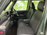 運転席からの視界が広く、安全運転をサポートします。操作もスムーズで、快適なドライブを体験可能。