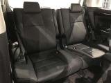 【まるクリ】内装工程では、中古車を気持ちよくお乗りいただけるよう清掃しております。シートの洗浄はもちろん、ニオイの元となるフロアカーペットまで洗浄・消臭を実施。